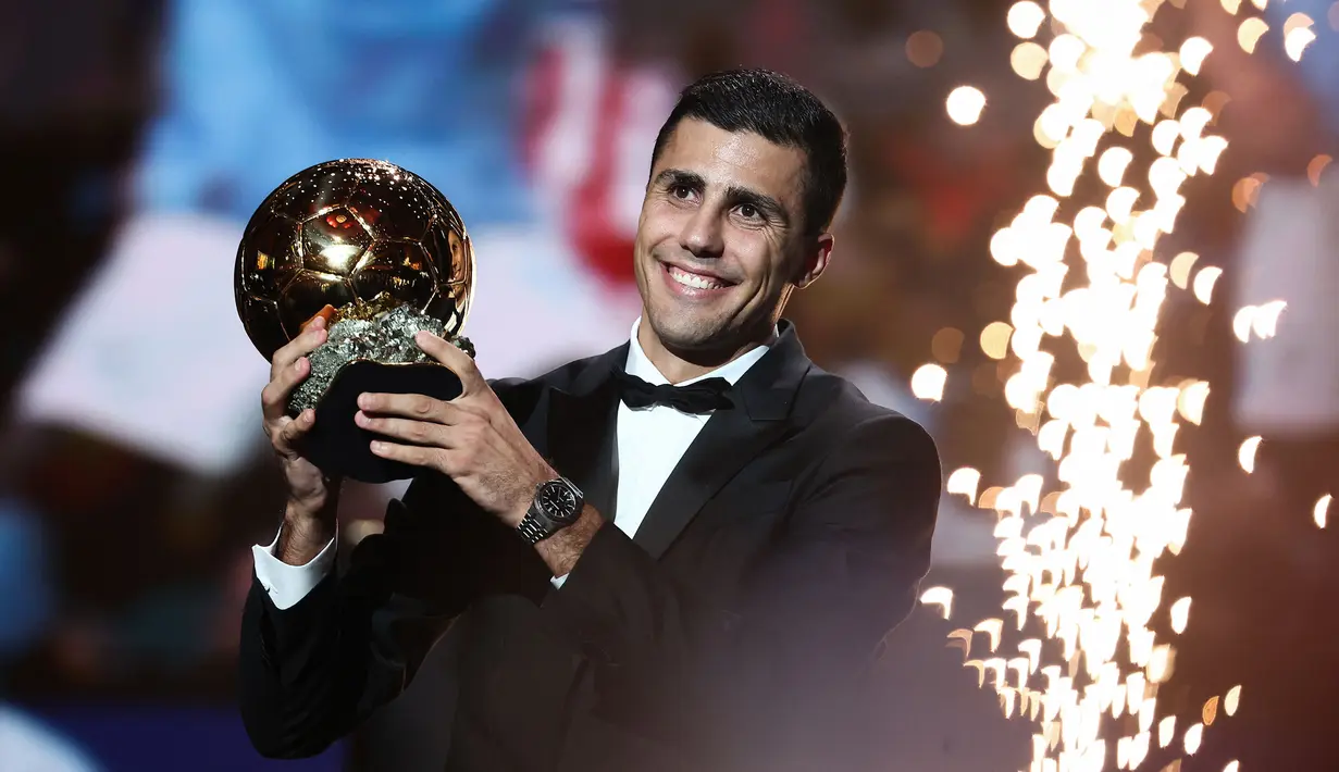 Pemain Manchester City, Rodri mendapatkan penghargaan Ballon d'Or 2024 pada acara yang berlangsung di Theatre du Chatelet, Paris, Selasa (29/10/2024) dini hari WIB. (AFP/Franck Fife)