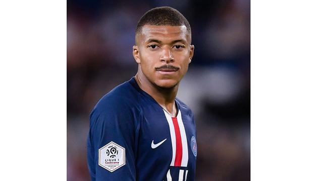 Diedit Berkumis, Penampilan 7 Pemain Sepak Bola Ini Bikin Pangling