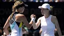 Petenis Rumania, Simona Halep bersalaman dengan Anett Kontaveit dari Estonia usai pertandingan perempat final  kejuaraan tenis Australia Terbuka di Melbourne (29/1/2020).  Simona Halep menang 6-1, 6-1 atas Anett Kontaveit dan lolos ke babak semifinal Australia Terbuka. (AP Photo/Andy Brownbill)