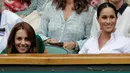 Ekspresi Duchess of Cambridge Kate Middleton (kiri) dan Duchess of Sussex Meghan Markle saat menyaksikan pertandingan final tunggal putri Wimbledon 2019 antara Serena Williams dengan Simona Halep di All England Lawn Tennis and Croquet Club, London, Inggris, Sabtu (13/7/2019). (BEN CURTIS/POOL/AFP)