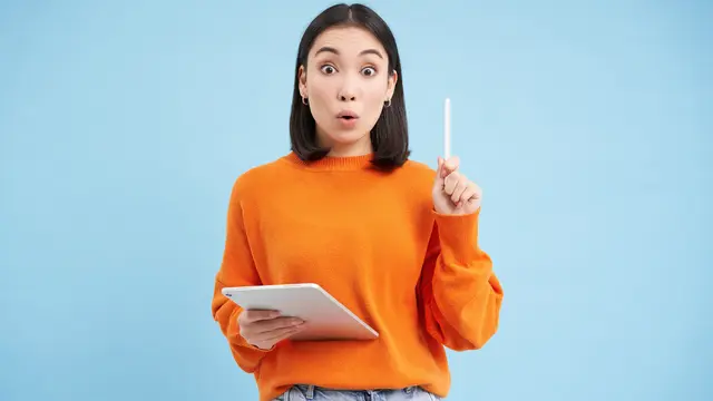 Seorang perempuan memegang buku dan mengacungkan pena (Foto Dok: Freepik/benzoix)