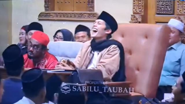 Gus Iqdam tertawa lepas saat mendengar jawaban Samsul Hadi (Tangkap Layar You Tube ronron chanel)