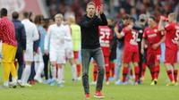 Pelatih Leipzig, Julian Nagelsmann, memberi applaus kepada fans usai laga kontra Bayer Leverkusen, akhir pekan lalu. Julian Nagelsmann masuk dalam radar terkuat menjadi manajer Manchester United.  (AFP / Leon Kuegeler)