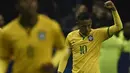 Penyerang Brasil, Neymar (kanan) merayakan golnya ke gawang Prancis saat laga persahabatan di Stade de France, Prancis, Jumat (27/3/2015 ). Brasil menang 3-1 atas Prancis. (AFP PHOTO/Franck Fife)
