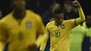 Penyerang Brasil, Neymar (kanan) merayakan golnya ke gawang Prancis saat laga persahabatan di Stade de France, Prancis, Jumat (27/3/2015 ). Brasil menang 3-1 atas Prancis. (AFP PHOTO/Franck Fife)