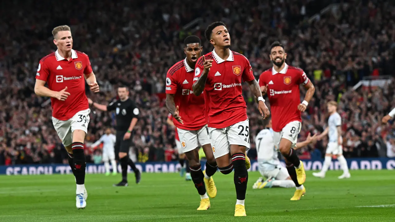 Selebrasi pemain MU Jadon Sancho saat menjebol gawang Liverpool