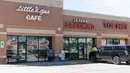 Sebuah kafe dan salon perawatan hewan peliharaan dibuka kembali di Plano, Kota Dallas, Texas, Amerika Serikat, Jumat (1/5/2020). Pada tahap pertama pembukaan kembali kegiatan bisnis, beberapa toko retail, restoran, bioskop, dan pusat perbelanjaan diizinkan untuk dibuka. (Xinhua/Tian Dan)