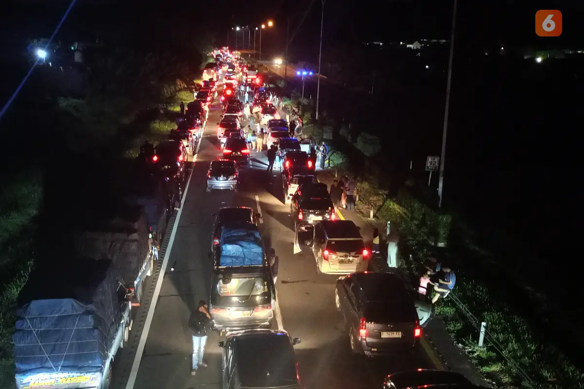 Kemacetan Panjang Menuju Pelabuhan Merak. (Sabtu, 06/04/2024). (Yandhi Deslatama/Liputan6.com).