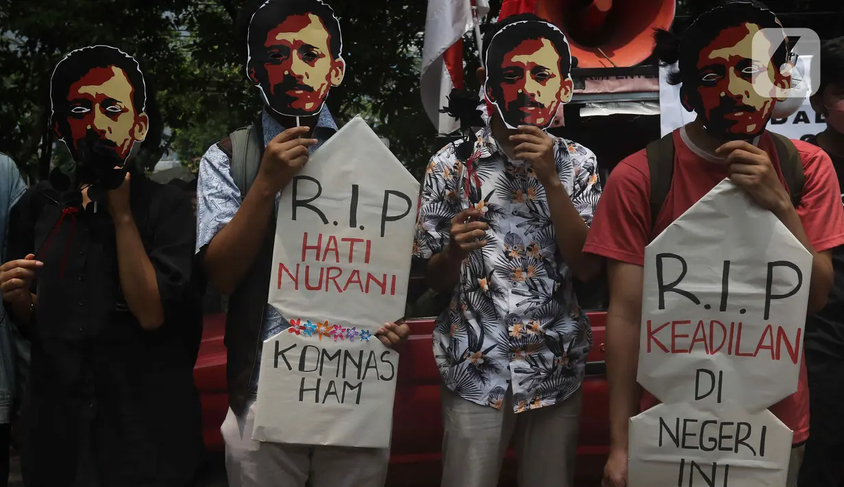 Massa aksi yang tergabung dalam Komite Aksi Solidaritas Untuk Munir (Kasum) mengggelar aksi terkait 18 tahun pembunuhan munir di depan Komnas HAM, Jakarta, Rabu (7/9/2022). Dalam aksinya mereka menuntut agar Komnas HAM untuk segera menetapkan kasus pembunuhan Munir sebagai pelanggaran HAM Berat.  (Liputan6.com/Herman Zakharia)