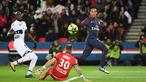 Aksi pemain PSG, Neymar (kanan) mengecoh kiper Dijon, Baptiste Reynet pada laga Ligue 1 di Parc des Princes stadium, Paris, (17/1/2018). PSG menang telak 8-0. (AFP/Christope Archambault)