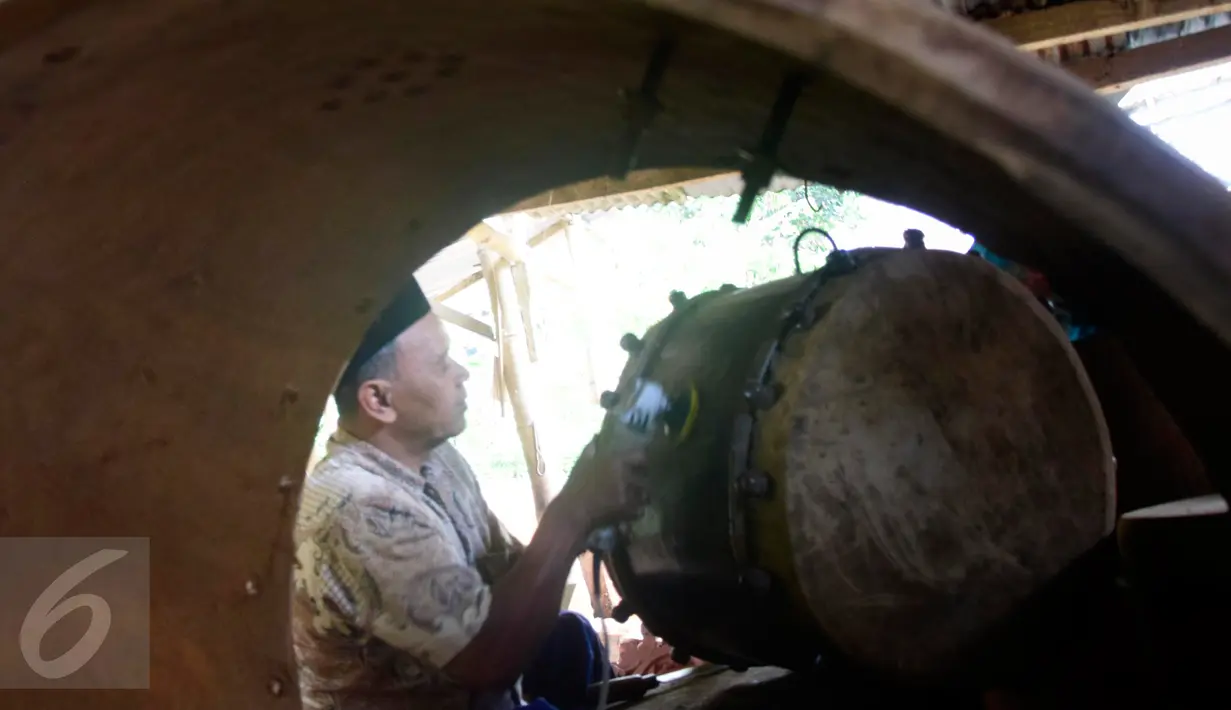 Pengrajin sibuk membuat ukiran di atas kayu untuk dijadikan bedug di Desa Bleder, Ngasinan, Grabag, Magelang, Jawa Tengah, Jumat (3/6). Menjelang Ramadan, pengrajin bedug mulai kebanjiran order dari berbagai kota di Indonesia. (Liputan6.com/Gholib)