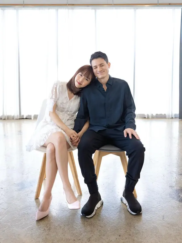 Umumkan Pernikahan, Ini 8 Potret Mesra Sunny Dahye dan Chris Okano