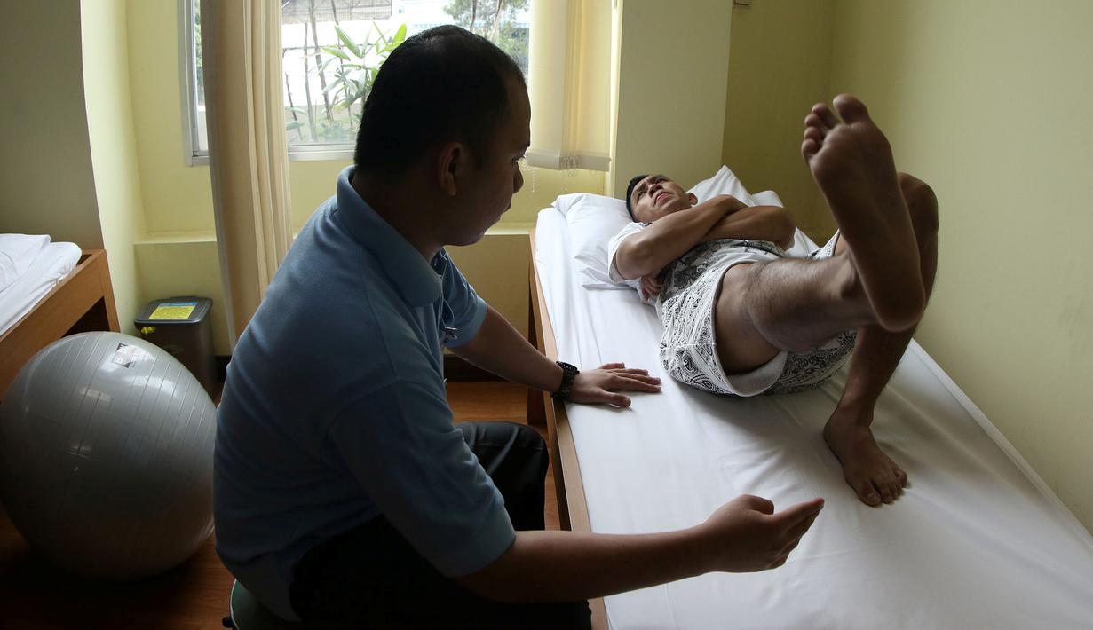 Setelah operasi. Antony harus rutin mengikuti terapi di bawah pengawasan seorang fisioterapi. (Bola.com/Arief Bagus)