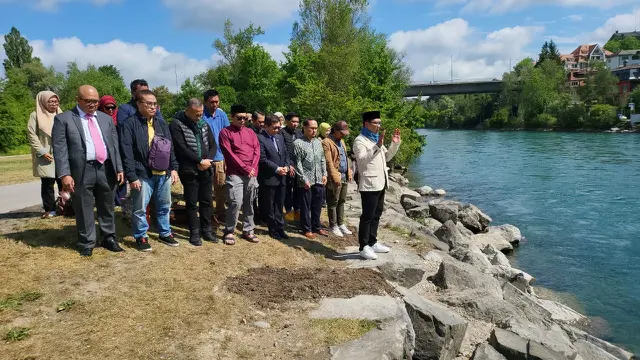 Ridwan Kamil di tepi sungai Aare.