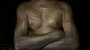 Seorang pengikut Ramnami Samaj menato sekujur tubuhnya di desa Jamgahan, India, 17 November 2015. Simbol tato yang mereka yaitu nama dewa Ram Hindu. (REUTERS / Adnan Abidi)