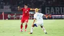 <p>Pemain Timnas Indonesia, Muhammad Ferarri (kiri) berusaha melewati penjagaan pemain Filipina, Javier Alessandro Mariona saat laga Grup B Piala AFF 2024 yang berlangsung di Stadion Manahan, Solo, Jawa Tengah, Sabtu (21/12/2024). (Bola.com/Abdul Aziz)</p>