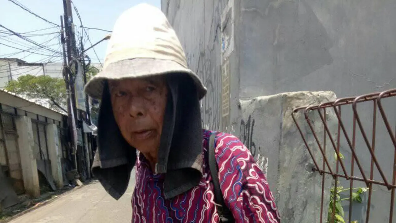 [Fimela] Kisah Kakek Tukang Sol Sepatu