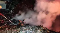Warga Bakar Sampah Picu Kobaran Hebat, Akhirnya 30 Petugas Damkar Turun Tangan