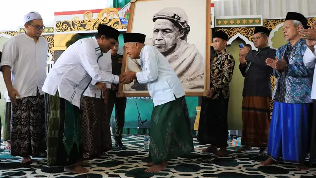 Ulil Abshar Abdala atau Gus Ulil memuji ketokohan Mbah Hisyam yang harus diteladani. Sosok kiai seperti Mbah Hisyam penting untuk diteladani.