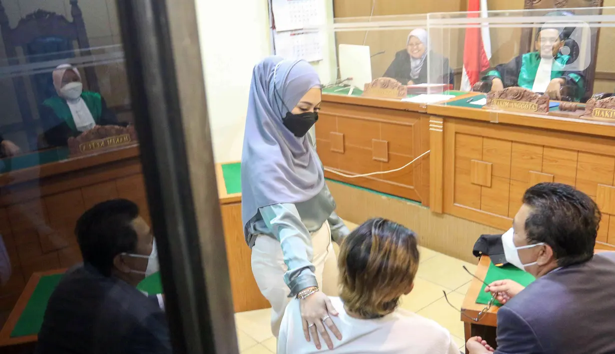 Selebriti Nathalie Holscher menghampiri komedian Entis Sutisna atau lebih dikenal Sule saat menjalani sidang perceraian di Pengadilan Agama (PA) Cikarang, Jawa Barat, Rabu (20/7/2022). Nathalie Holscher dan Sule datang ke PA Cikarang untuk menghadiri sidang perdana perceraian yang beragendakan pemeriksaan berkas dan mediasi. (Liputan6.com/Herman Zakharia)