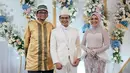 "Bersambung minum obat sampai sepanjang make up diminta baca shalawat sama MUA supaya dimudahkan dberi kelancaran , Alhamdulillahnya di injury time muka aman, bengkak kaya monster frankestein ilang,masuk ruangan dg senyum manis dadah2," sambung Dine lagi. [Instagram/dine.pearl]