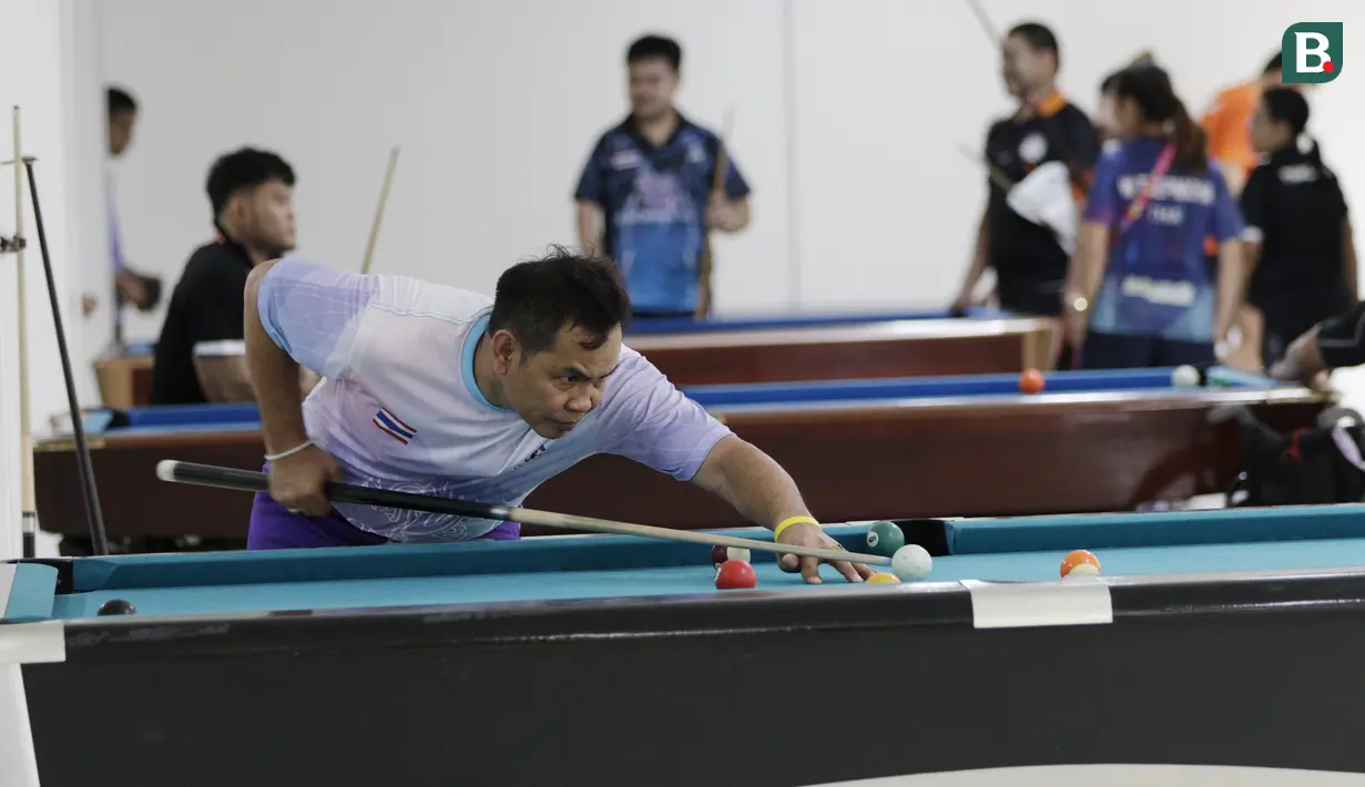 Atlet Asian Para Games bermain biliar di Wisma Atlet, Kemayoran, Jakarta, Rabu (03/10/2018). Menjelang sore hari, para atlet melakukan berbagai aktifitas mulai dari berolahraga, memotret, bermain biliar hingga keliling wisma. (Bola.com/M Iqbal Ichsan)