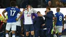 Penyerang Tottenham Hotspur, Son Heung-min, tampak menyesal usai melakukan pelanggaran terhadap gelandang Everton, Andre Gomes, pada laga Premier League di Goodison Park, Minggu (3/11). Tekel tersebut menyebabkan Gomes mengalami patah kaki. (AFP/Oli Scarff)