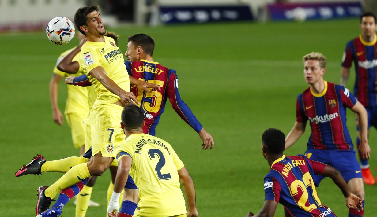 Pemain Barcelona, Clement Lenglet, berebut bola dengan pemain Villareal, Gerard Moreno, pada laga Liga Spanyol di Stadion Camp Nou, Senin (28/9/2020). Barcelona menang dengan skor 4-0. (AP Photo/Joan Monfort)