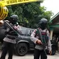 Petugas memasang garis polisi di depan rumah orangtua SA, pelaku penusukan tiga anggota polisi, di Kelurahan Sepatan, Tangerang, Kamis (20/10). Sebelumnya SA menyerang Pospol Cikokol dan melukai tiga anggota polisi (Liputan6.com/Stringer)