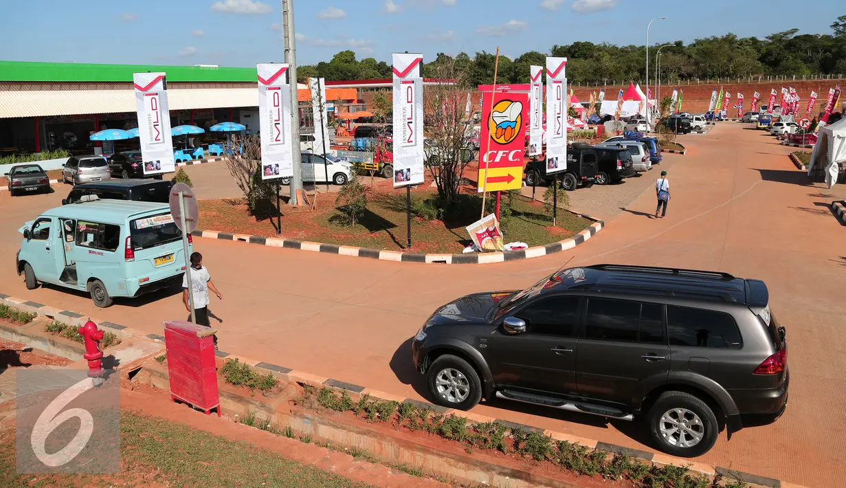 Kondisi tempat parkir di Rest Area Km 102, Jawa Barat, Senin (13/7/2015). Meski Rest Area Km 102 masih dalam proses penyempurnaan, area ini sudah bisa dikunjungi pemudik yang ingin beristirahat. (Liputan6.com/Herman Zakharia)