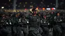 Para anggota pasukan khusus Saudi melakukan defile saat parade militer dalam persiapan pengamanan ibadah haji, di Mekah, Arab Saudi, Kamis 21 Mei 2026. (AP Photo/Altaf Qadri)
