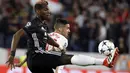 Aksi Paul Pogba mengecoh pemain Sevilla, Pablo Sarabia (kanan) pada laga 16 besar Liga Champions di Ramon Sanchez Pizjuan stadium, Seville, (21/2/2018). Babak pertama berakhir imbang 0-0. (AP/Miguel Morenatti)