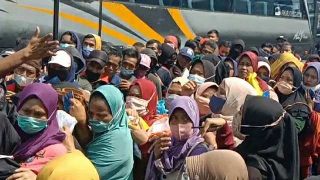 Pencairan bantuan langsung tunai (BLT) untuk UMKM di Cibungbulang, Kabupaten Bogor.