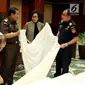 Menteri Keuangan Sri Mulyani Indrawati (kedua kanan), Jaksa Agung HM Prasetyo (tengah), Dirjen Bea Cukai Heru Pambudi (kanan) saat merilis barang bukti terkait perdagangan ilegal di Jakarta, Kamis (2/11). (Liputan6.com/JohanTallo)