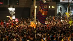 Pendukung Barcelona merayakan keberhasilan tim favorit mereka menjuarai La Liga Spanyol di Barcelona, Spanyol (18/5/2015). Barcelona juara setelah mengalahkan Atletico Madrid 1-0. (REUTERS/Gustau Nacarino)