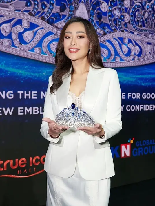 Memakai suit putih, Poppy Capella tampak menawan saat memegang mahkota Miss Universe. Dirinya juga berharap jika mahkota tersebut bisa bertemu dengan wanita yang menginspirasi banyak orang sebagai pemenang dari ajang Miss Universe. (Liputan6.com/IG/@poppycapella_)