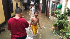 Anak-anak bermain di tengah banjir yang merendam kawasan Kebon Pala, Jakarta Timur, Selasa (25/2/2020). Akibat banjir yang tak kunjung surut, aktivitas warga di kawasan tersebut menjadi terganggu, terlebih dengan adanya pemadaman listrik. (Liputan6.com/Immanuel Antonius)