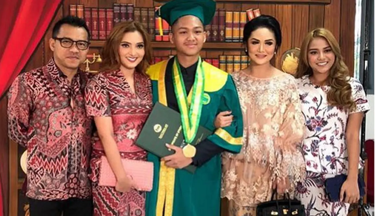 'Wisuda SMA' tulis anak kedua mantan pasangan Anang Hermansyah dan Krisdayanti. Dalam foto tersebut, Azriel diapit oleh dua ibunya serta Ayah dan kakanya, Aurel. (Instagram/azriel_hermansyah)