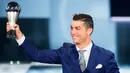 Bintang Real Madrid, Cristiano Ronaldo meraih penghargaan Pemain Terbaik Dunia FIFA 2016 pada acara Best FIFA Football Awards di Zurich, Senin (9/1). Gelar ini melengkapi kesuksesan Ronaldo yang memperoleh Ballon d'Or 2016. (Ennio Leanza/Keystone via AP)