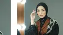 Simpel anti ribet, cukup gunakan hijab segi empat dan ikat kedua sisi ke belakang untuk dapatkan look seperti Citra Kirana ini. [@citraciki]