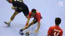 Pemain bola tangan Indonesia, Oni Arianus (kiri) berebut bola dengan pemain Malaysia pada penyisihan grup 3 bola tangan Asian Games 2018 di GOR PP POPKI, Jakarta, Minggu (26/8). Indonesia unggul 31-22. (Liputan6.com/Helmi Fithriansyah)