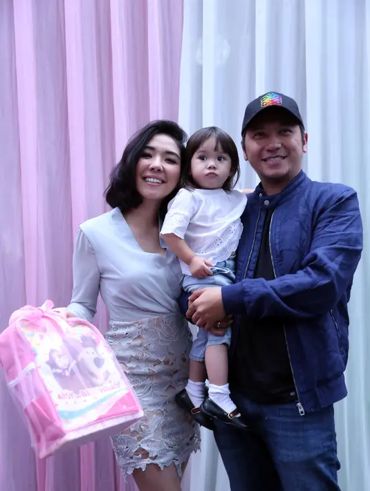 Ditemui di kawasan Villa Cinere Mas, Tangerang Selatan, pada Minggu (12/2), Gisel enggan memberikan penjelasan kepada awak media. Dengan singkat, Gisel hanya mengatakan tidak terjadi apa-apa. (Nurwahyunan/Bintang.com)