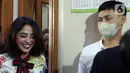 Penyanyi Dewi Perssik (kiri) dan Angga Wijaya (kanan) saat menghadiri sidang cerai perdana di Pengadilan Agama Jakarta Selatan, Senin (4/7/2022). Sidang cerai perdana antara Dewi Perssik dan Angga Wijaya ini beragendakan mediasi. (Liputan6.com/Herman Zakharia)