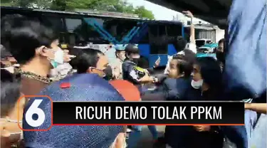 Aksi unjuk rasa mahasiswa menolak perpanjangan PPKM Darurat di Pasar Rebo, Jakarta Timur, berlangsung ricuh. Bentrokan nyaris terjadi saat mahasiswa yang menggelar aksi di tengah jalan dan menghalangi laju bus Transjakarta dihalau polisi.