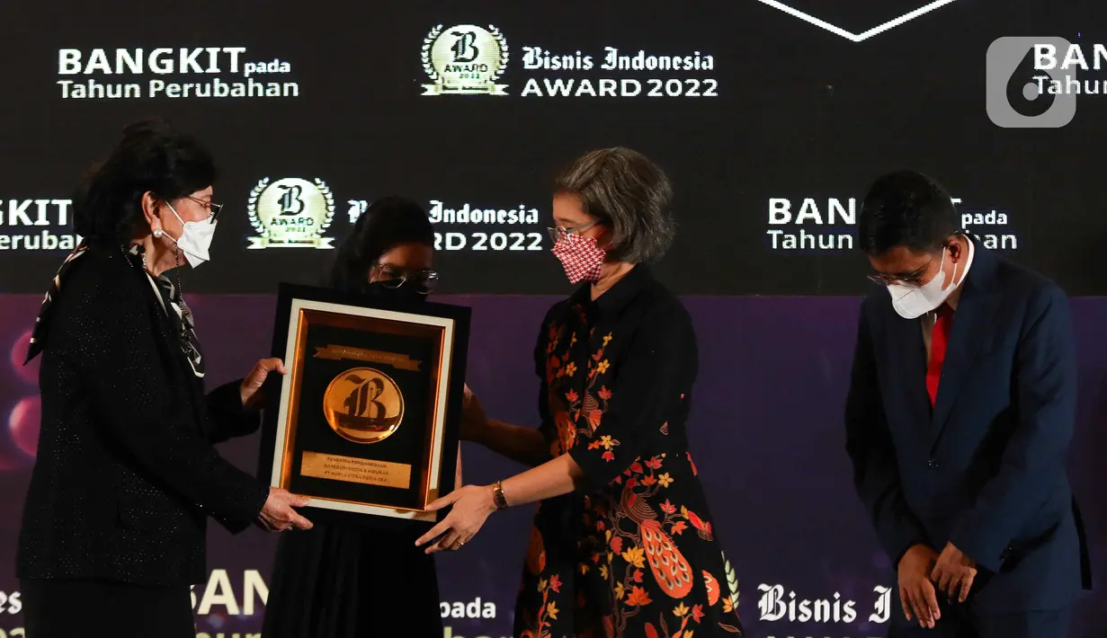 Komisaris PT Jurnalindo Aksara Grafika Dorothea Samola (kiri) menyerahkan piagam penghargaan Irnawati W. Kahardja selaku Head of Protocol and Public Affairs PT Surya Citra Media Tbk, dalam penganugerahan Bisnis Indonesia Award (BIA) 2022 di Jakarta, Senin (15/8/2022). PT Surya Citra Media TBK mendapatkan penghargaan Bisnis Indonesia Award (BIA) 2022 dalam kategori Media dan Hiburan. (Liputan6.com/Herman Zakharia)