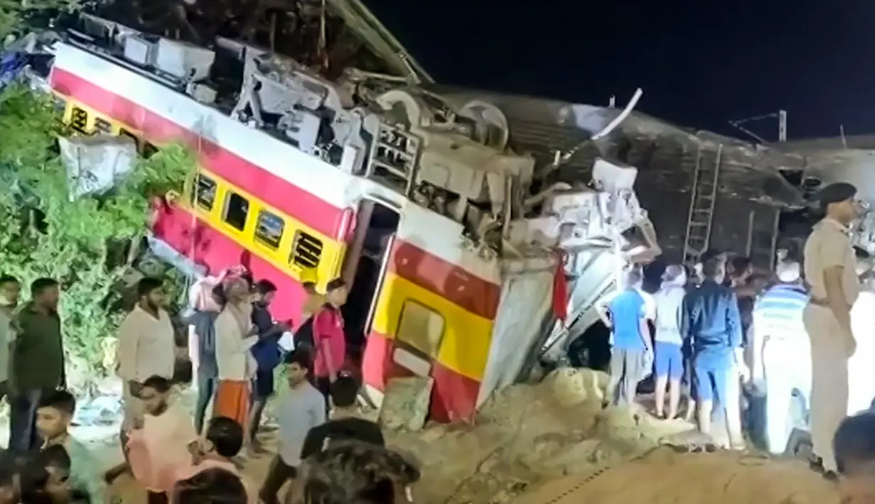 Tragedi kecelakaan kereta maut terjadi di India pada Jumat (2/6) malam. (Photo by AFPTV / AFP)