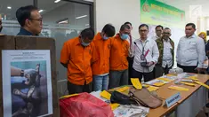 Tersangka dihadirkan saat gelar kasus perdagangan ilegal satwa dilindungi di Gedung Bareskrim Polri, Jakarta, Rabu (7/2/2019). Bareskrim Polri, Ditjen Gakkum KLHK dan lembaga pemerhati satwa (JAAN dan WCS) mengungkap jaringan perdagangan satwa dilindungi di Jawa Tengah. (merdeka.com/Imam Buhori)