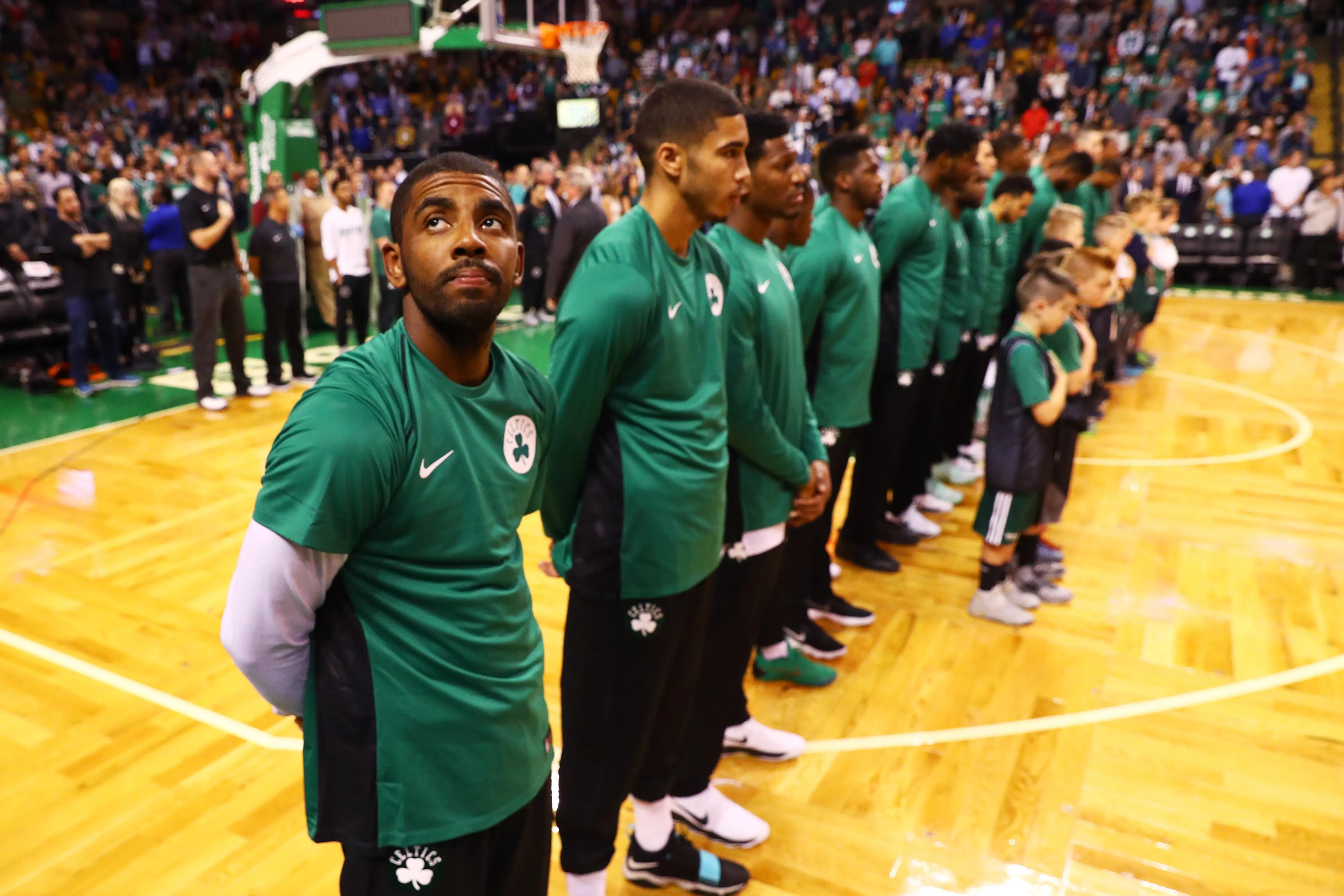Kyrie Irving berbaris bersama rekan-rekannya di Boston Celtics jelang laga NBA. (AFP/Maddie Meyer)
