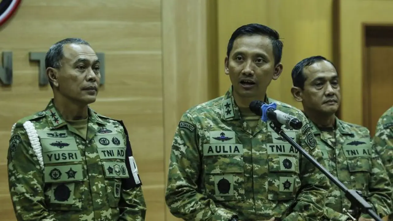 Kapuspen TNI Mayjen TNI Aulia Dwi Nasrullah (tengah) (ANTARA)
