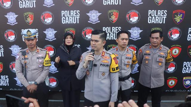 Kapolres Garut AKBP Mochmad Fajar Gemilang, didampingi perwira menengah Polres Garut dalam rilis capaian akhir tahun polres Garut 2024, di Mapolres Garut, Jumat (20/12/2024). (Liputan6.com/Jayadi Supriadin)